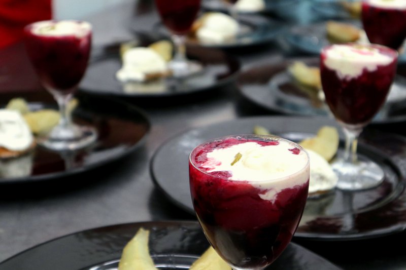 Dessert - marinierter Birne und Kümmel-Eis, rote Grütze mit kandierter Olive und Oliveneis