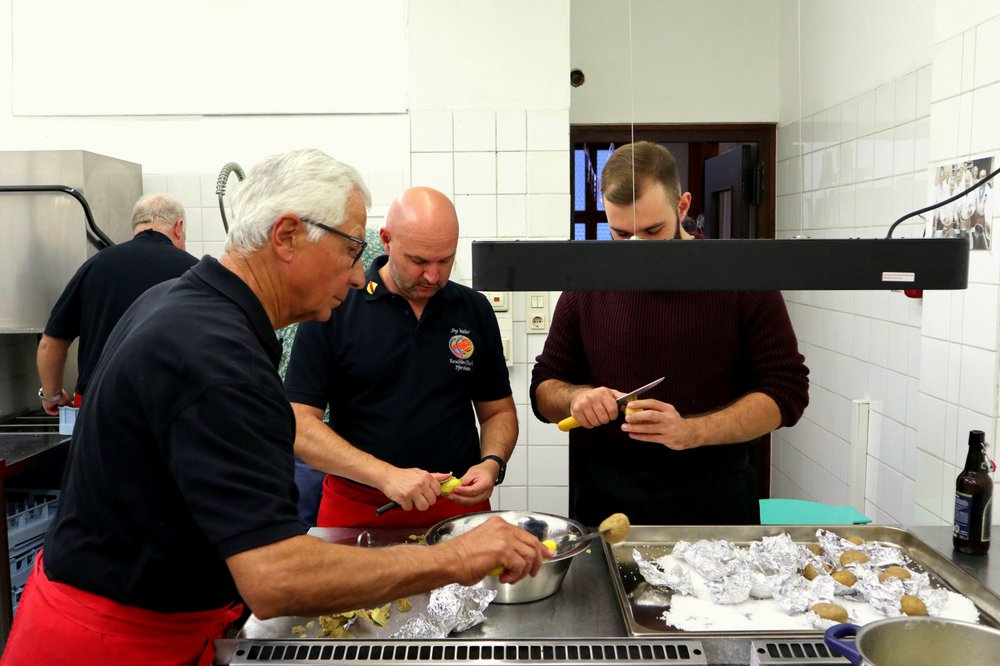 Bernd, Jörg und Philipp bei den "niederen" Küchenarbeiten