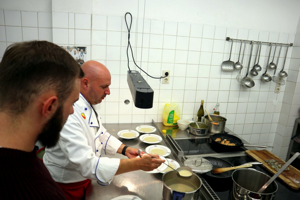Jörg und Philipp beim Richten der Suppe